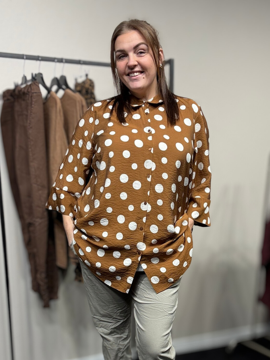 Prikket skjorte i flot farvel, den er med 3/4 ærmer og er gennemknappet så den kan bruges både åben og lukket.