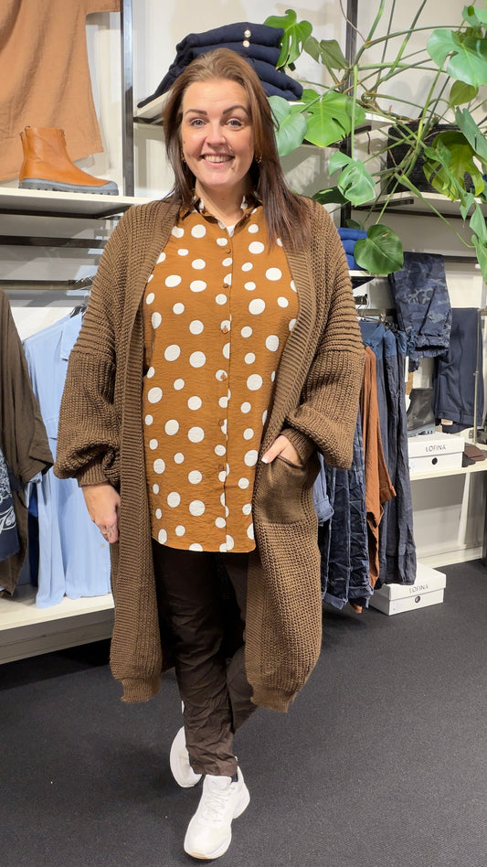 Prikket skjorte i flot farvel, den er med 3/4 ærmer og er gennemknappet så den kan bruges både åben og lukket.