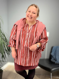 Stribet bluse i de flotteste farver. Den er med stolpelukning og lille v-hals. Her får du en bluse der passer perfekt til de fleste plus size kvinder. 