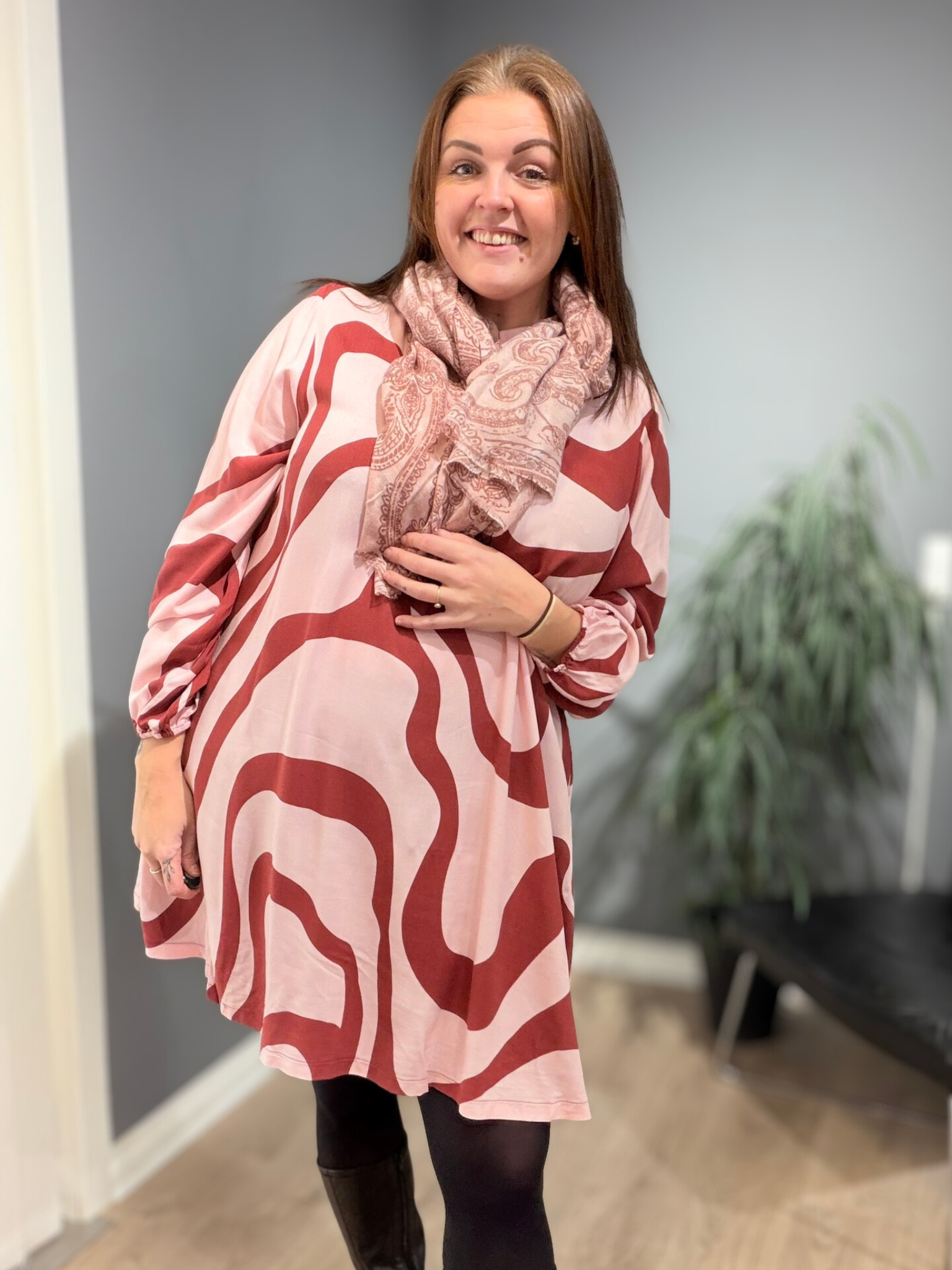 Anderledes tunika til plus size kvinden. Den er med stolpelukning, lange ærmer og en klassisk skjortekrave. 