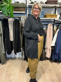 Charlotte cardiganen er ideel til bil-pigerne, som ikke ønsker noget alt for tykt overtøj. Den kan nemlig bruges som et stykke overtøj, men selvfølgelig også som løs cardigan. Der er løbebånd forneden med snor, så man kan justere plus size cardiganen og give den form. Derudover har den også et flot tryk bagpå. 