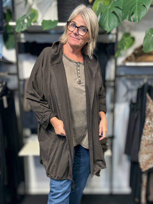 Plus size Charlotte cardigan som findes i mange farver plussize fra sigensgaard.dk