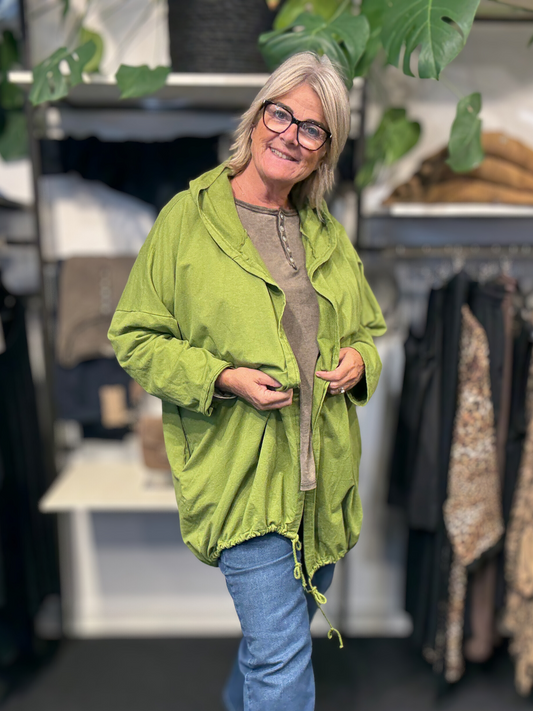Plus size Charlotte cardigan som findes i mange farver plussize fra sigensgaard.dk