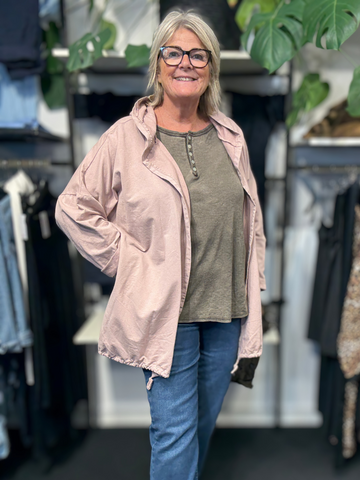 Plus size Charlotte cardigan som findes i mange farver plussize fra sigensgaard.dk