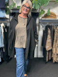 Plus size Charlotte cardigan som findes i mange farver plussize fra sigensgaard.dk