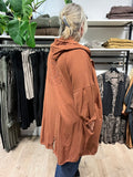 Charlotte cardiganen er ideel til bil-pigerne, som ikke ønsker noget alt for tykt overtøj. Den kan nemlig bruges som et stykke overtøj, men selvfølgelig også som løs cardigan. Der er løbebånd forneden med snor, så man kan justere plus size cardiganen og give den form. Derudover har den også et flot tryk bagpå. 