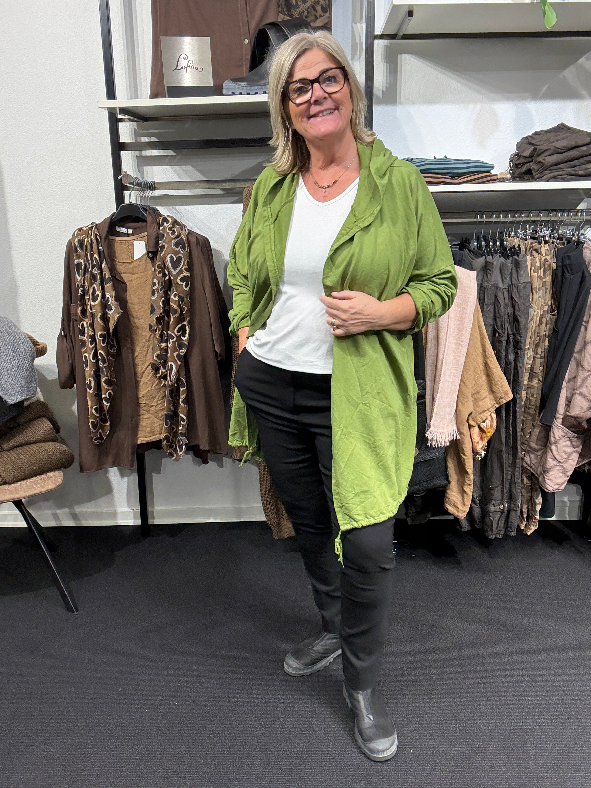 Charlotte cardiganen er ideel til bil-pigerne, som ikke ønsker noget alt for tykt overtøj. Den kan nemlig bruges som et stykke overtøj, men selvfølgelig også som løs cardigan. Der er løbebånd forneden med snor, så man kan justere plus size cardiganen og give den form. Derudover har den også et flot tryk bagpå. 