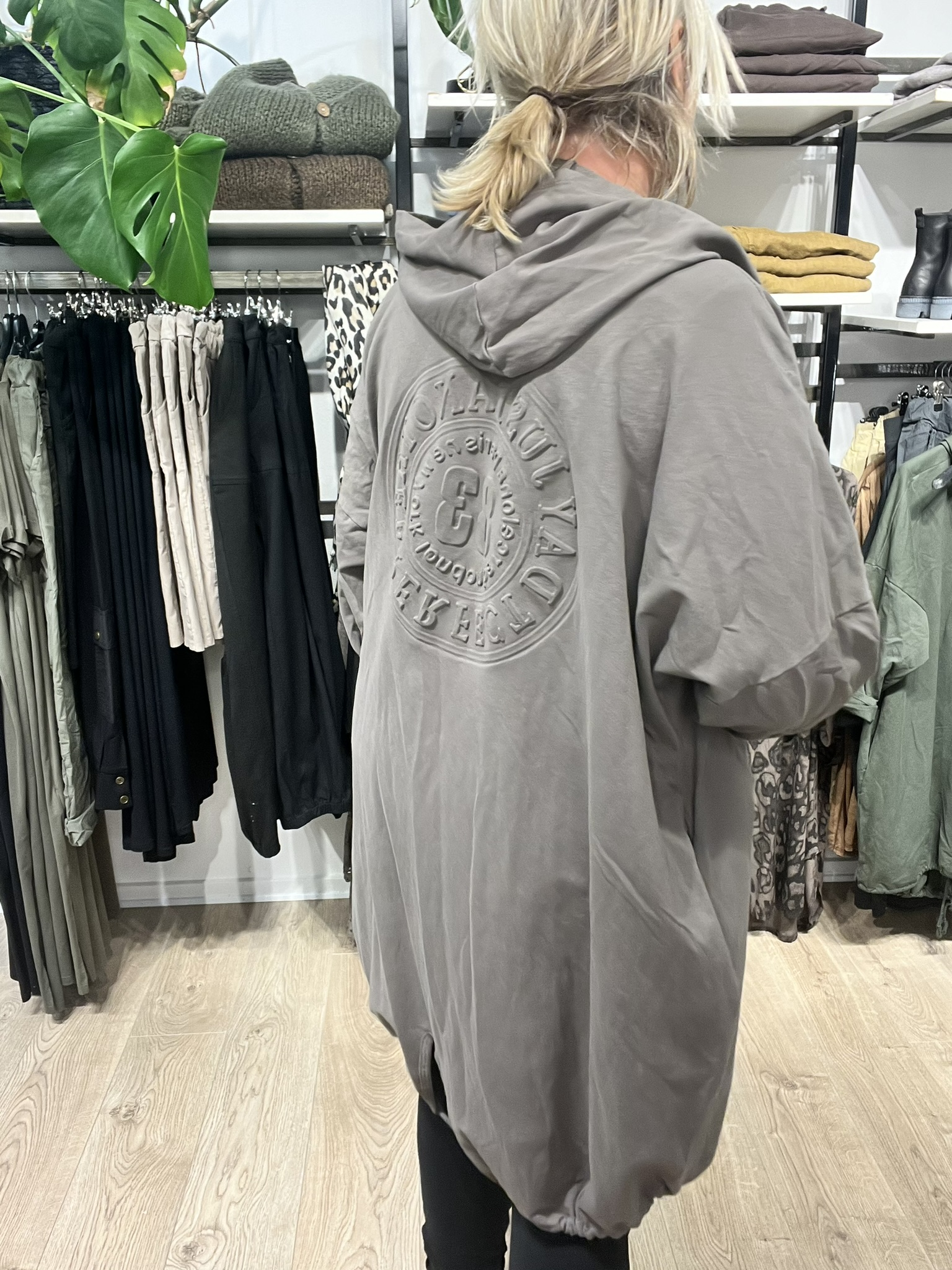 Charlotte cardiganen er ideel til bil-pigerne, som ikke ønsker noget alt for tykt overtøj. Den kan nemlig bruges som et stykke overtøj, men selvfølgelig også som løs cardigan. Der er løbebånd forneden med snor, så man kan justere plus size cardiganen og give den form. Derudover har den også et flot tryk bagpå. 