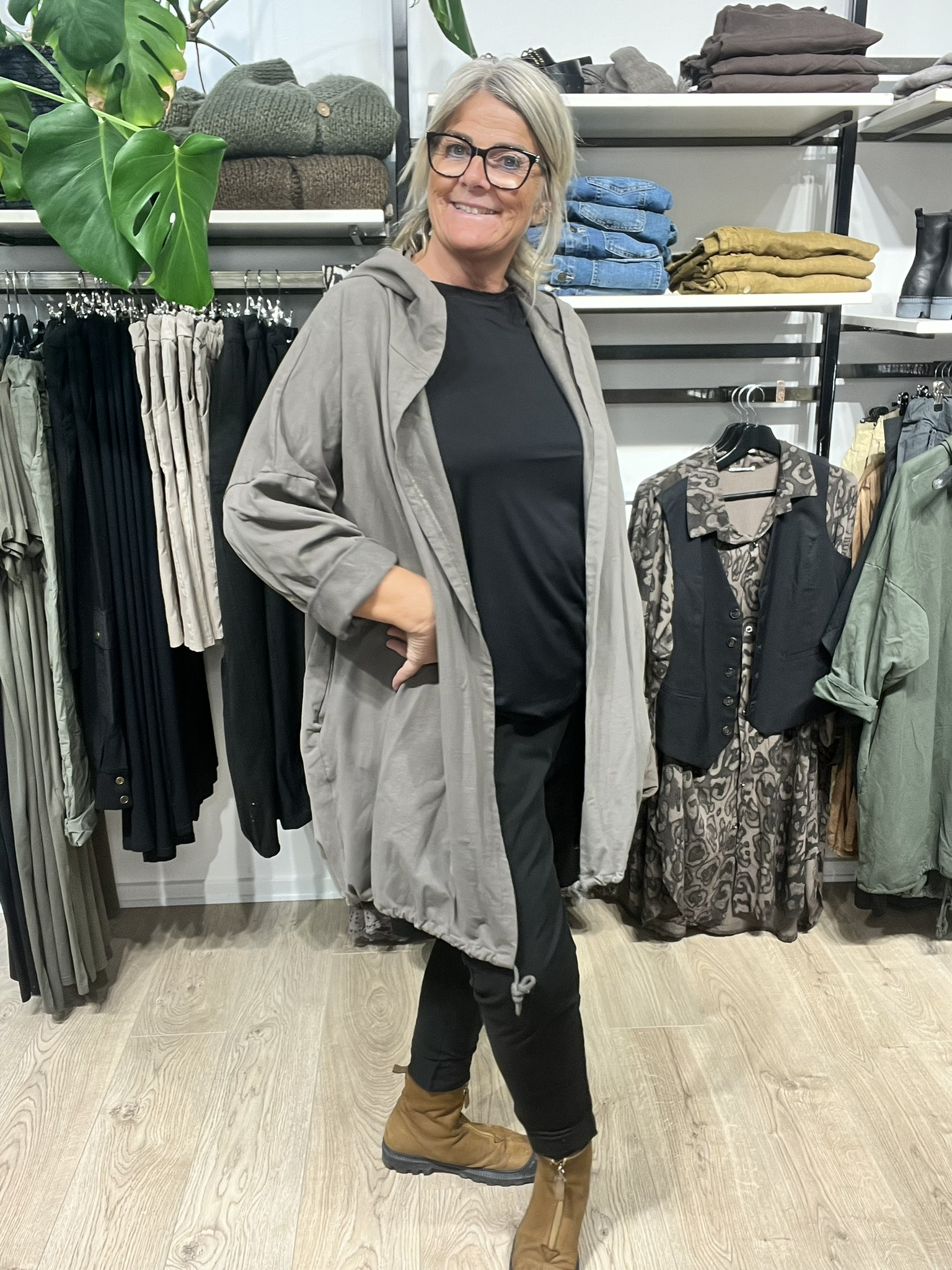 Charlotte cardiganen er ideel til bil-pigerne, som ikke ønsker noget alt for tykt overtøj. Den kan nemlig bruges som et stykke overtøj, men selvfølgelig også som løs cardigan. Der er løbebånd forneden med snor, så man kan justere plus size cardiganen og give den form. Derudover har den også et flot tryk bagpå. 
