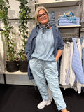Plussize cardigan i duset blå charlotte med hætte,sammen med leopold i lysblå og jane tunika
