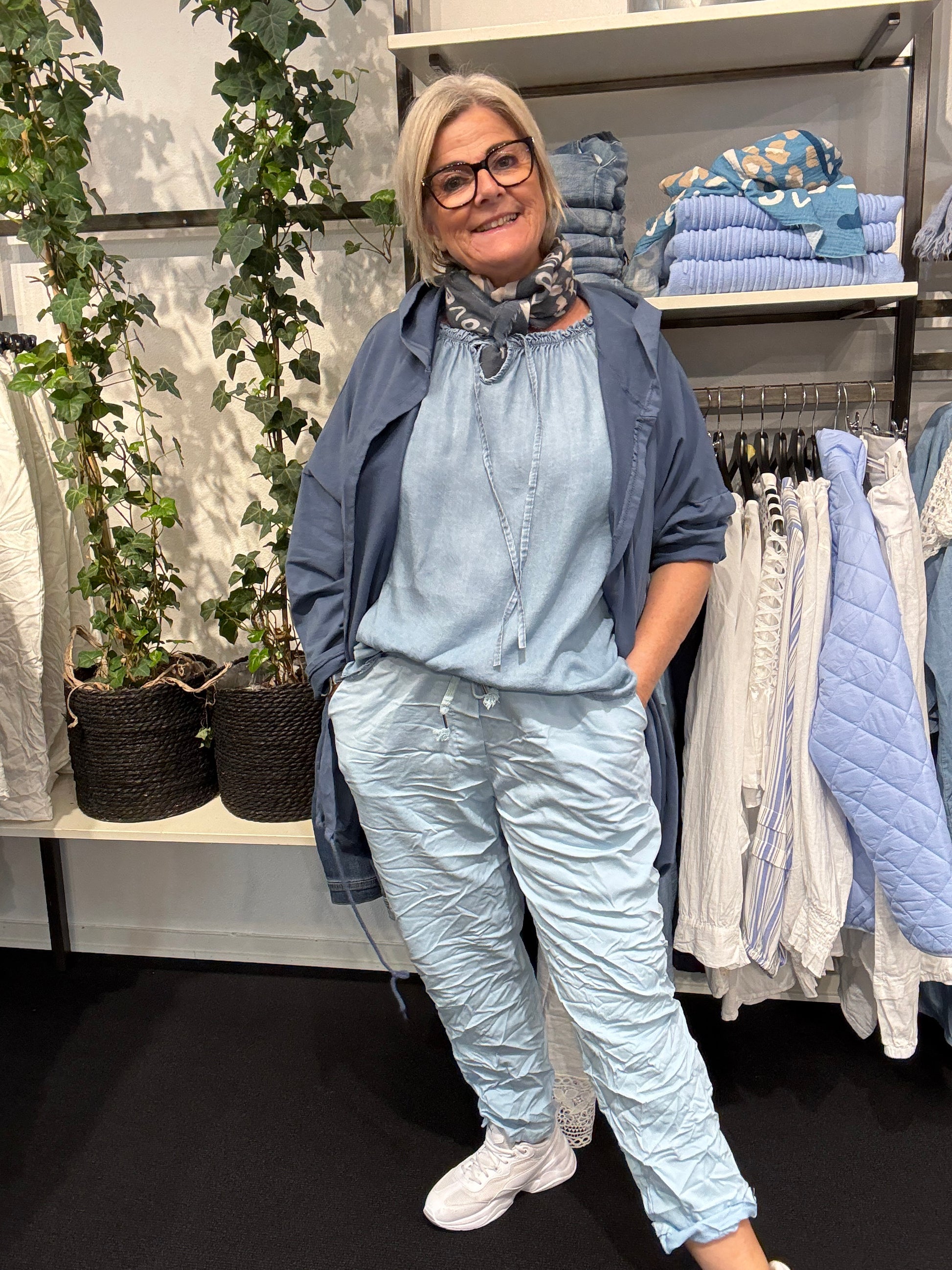 Plussize cardigan i duset blå charlotte med hætte,sammen med leopold i lysblå og jane tunika