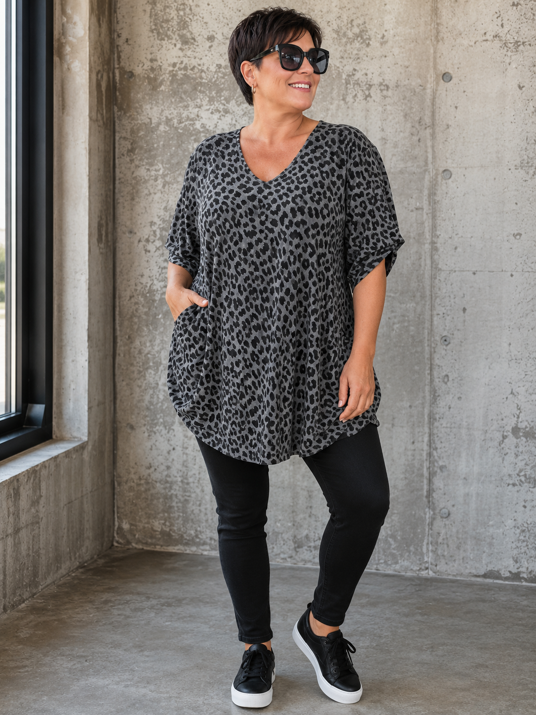 Smart Pernille Leopard Plussize T-shirt i blød viskose med flot A-facon og V-hals. Komfortabel pasform til plus size kvinder. Køb online hos Sigensgaard.dk.