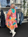Plus size color tunikaen fra Sigensgaard, er i de smukkeste farver, som er perfekt til foråret og sommeren. Den er i en skøn a-facon som du vil elske. 