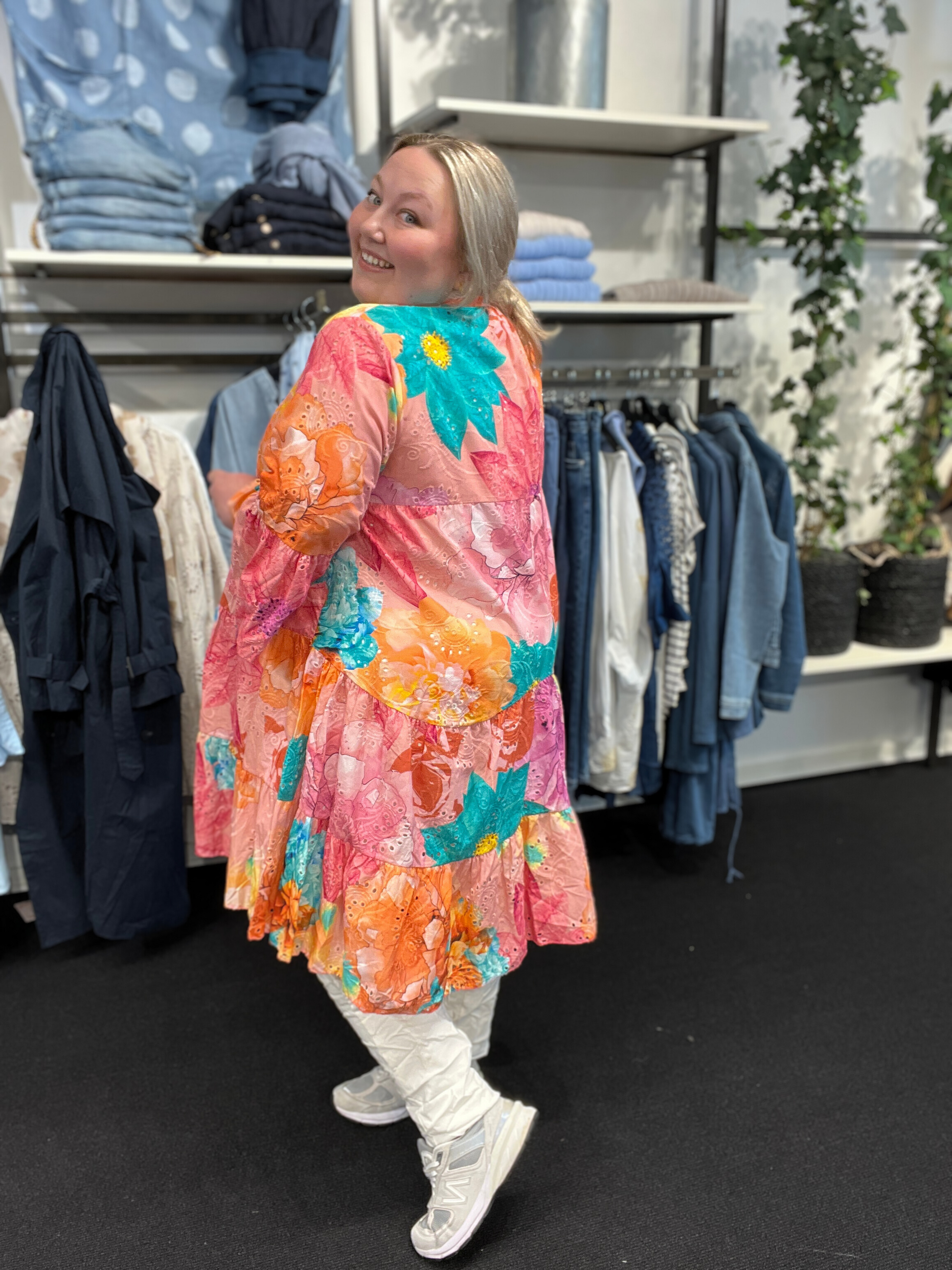 Plus size color tunikaen fra Sigensgaard, er i de smukkeste farver, som er perfekt til foråret og sommeren. Den er i en skøn a-facon som du vil elske. 