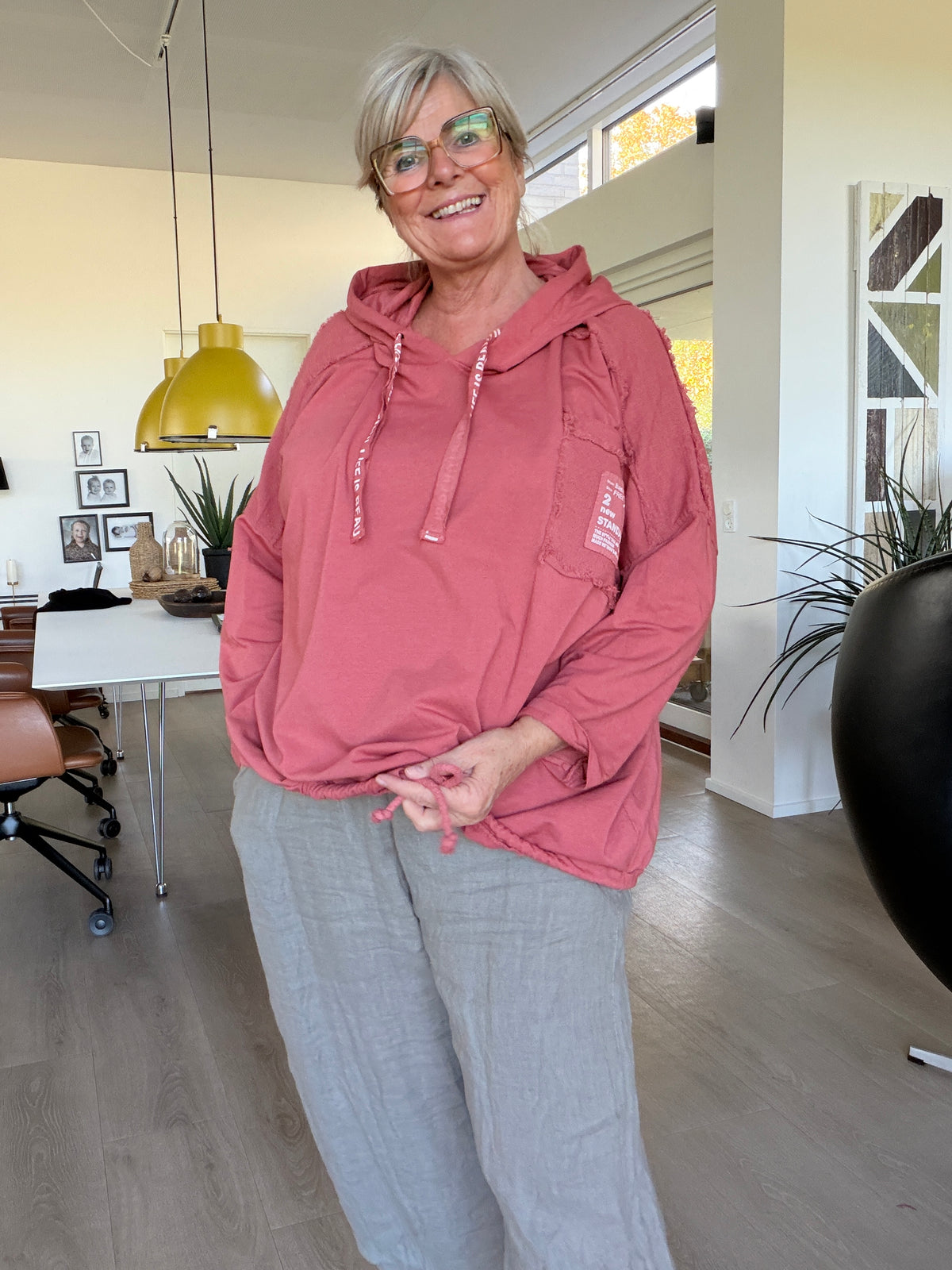 Alt-tekst: Carla plus size sweatshirt til kvinder i en smart og afslappet stil. Fås i 2 størrelser og er perfekt til et moderne og komfortabelt hverdagslook.