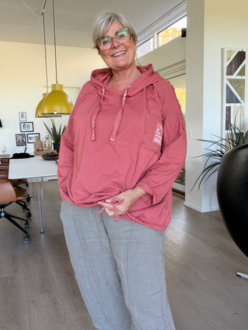 Alt-tekst: Carla plus size sweatshirt til kvinder i en smart og afslappet stil. Fås i 2 størrelser og er perfekt til et moderne og komfortabelt hverdagslook.