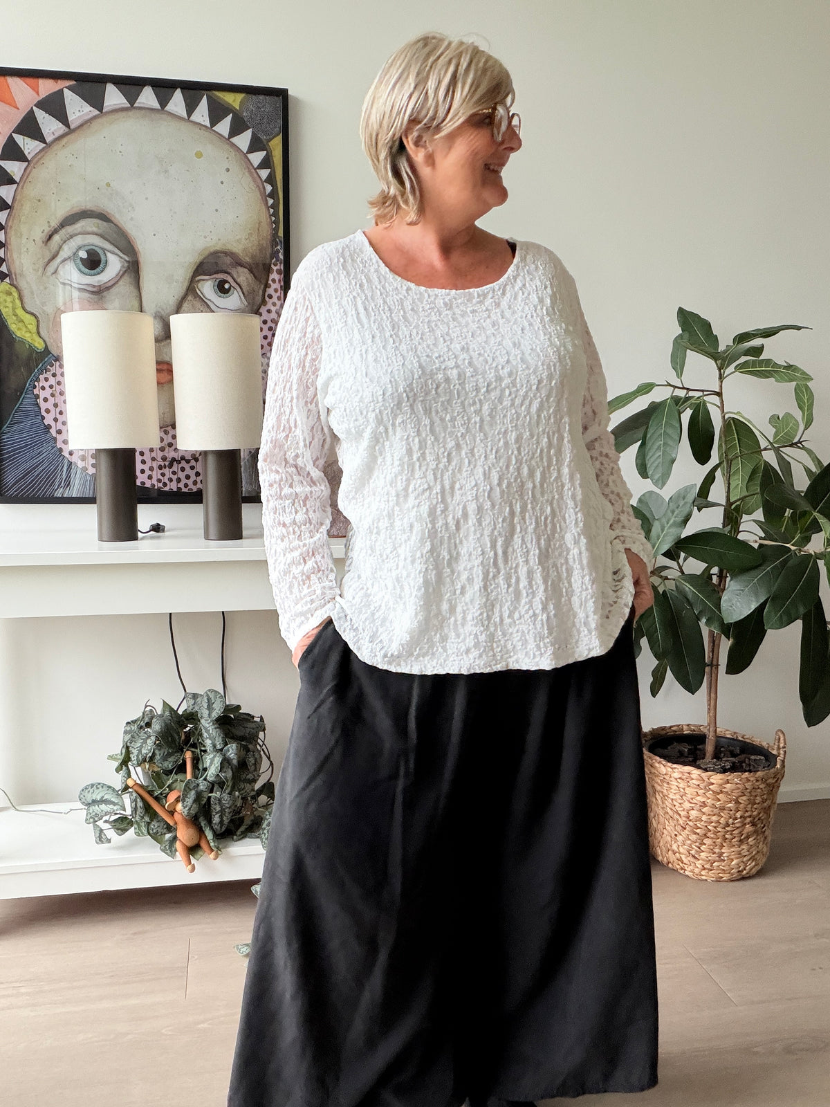Sigensgaard blonde T-shirt til kvinder i plussize. Smart og feminin T-shirt med flotte blondedetaljer, der giver et elegant og stilfuldt look. Perfekt til både hverdag og fest.