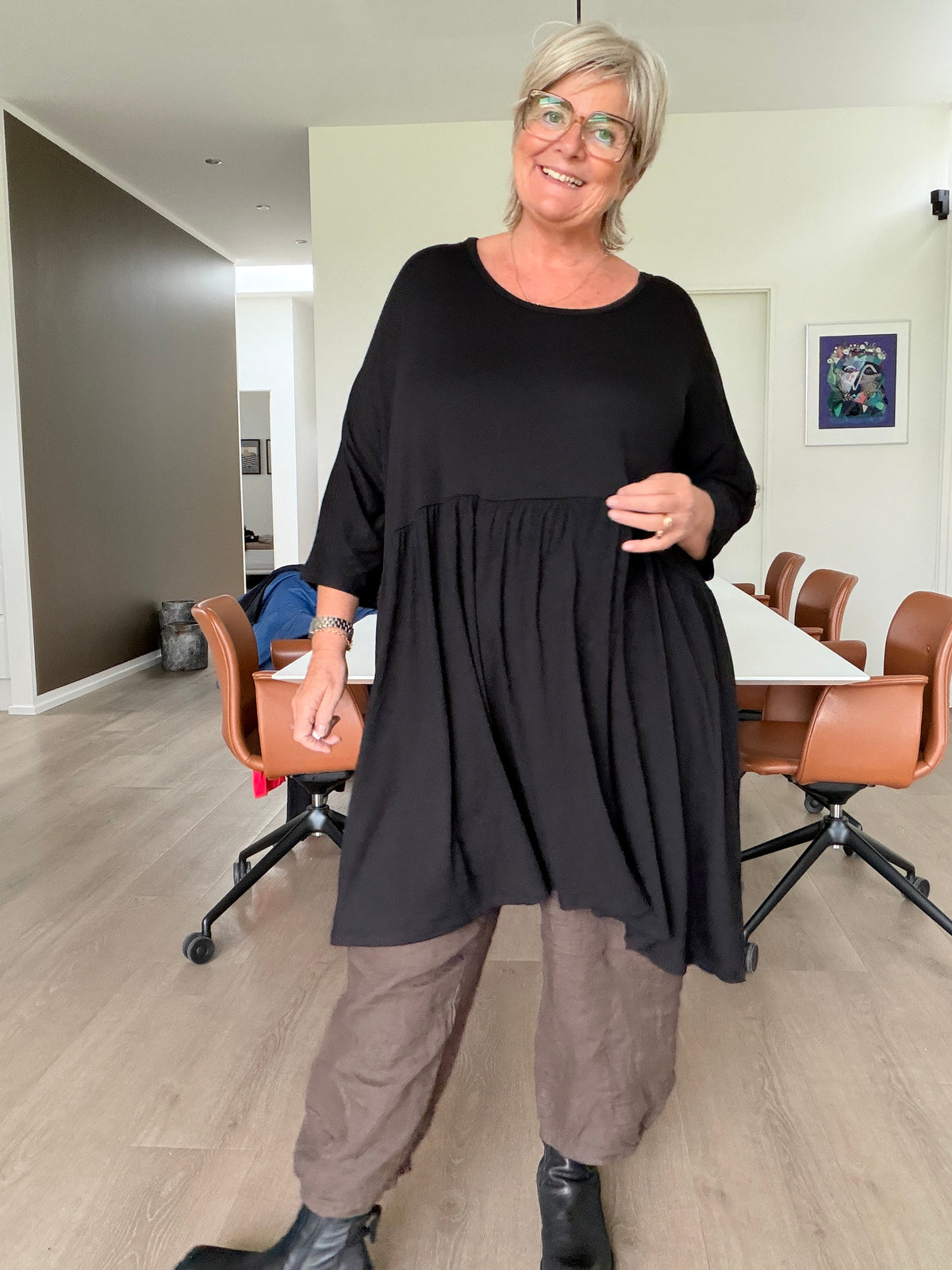 Anja jersey tunika i plus size med en smart og afslappet facon. Den bløde jersey giver god komfort og et flot fald. En skøn tunika, der er nem at style med både leggings og bukser. Billedet er AI-genereret.