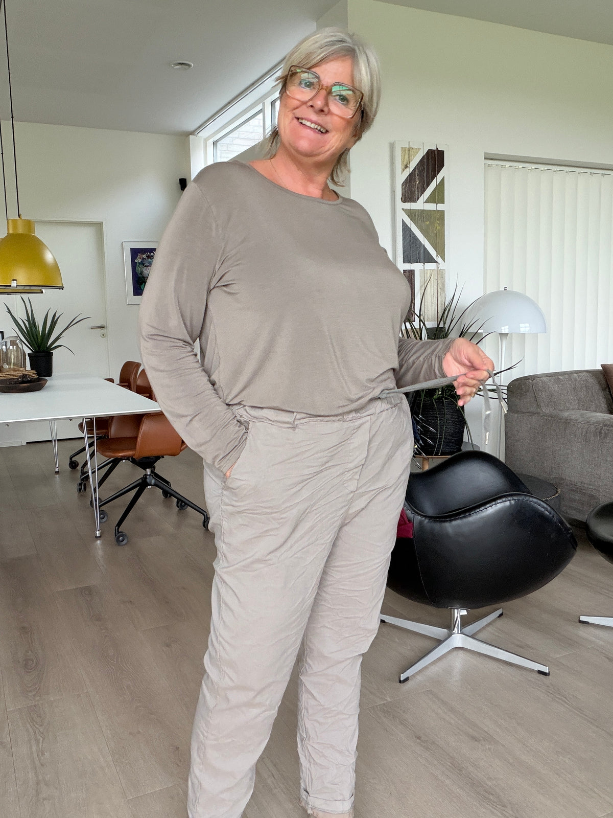Rosa Hyggebuks i **plus size** er nu kommet i en ny og lækker model, som fås i 2 størrelser. Skønne, bløde og komfortable plus size bukser med en dejlig rummelig pasform. Perfekte til både hverdag og hygge. Modellen på billedet har str. 1 på. Brug vores billeder som inspiration, men tjek altid mål og størrelsesbeskrivelse for at finde den størrelse, der passer til din skønne facon.