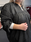 Smart plus size bluse med søde blonde detaljer - den er med v-hals og lange ærmer, hvor der er elastik ved ærmets afslutning. Dette er en pyntet sag som kan bruges både til hverdag og fest.