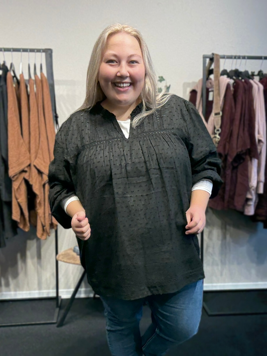 Smart plus size bluse med søde blonde detaljer - den er med v-hals og lange ærmer, hvor der er elastik ved ærmets afslutning. Dette er en pyntet sag som kan bruges både til hverdag og fest.