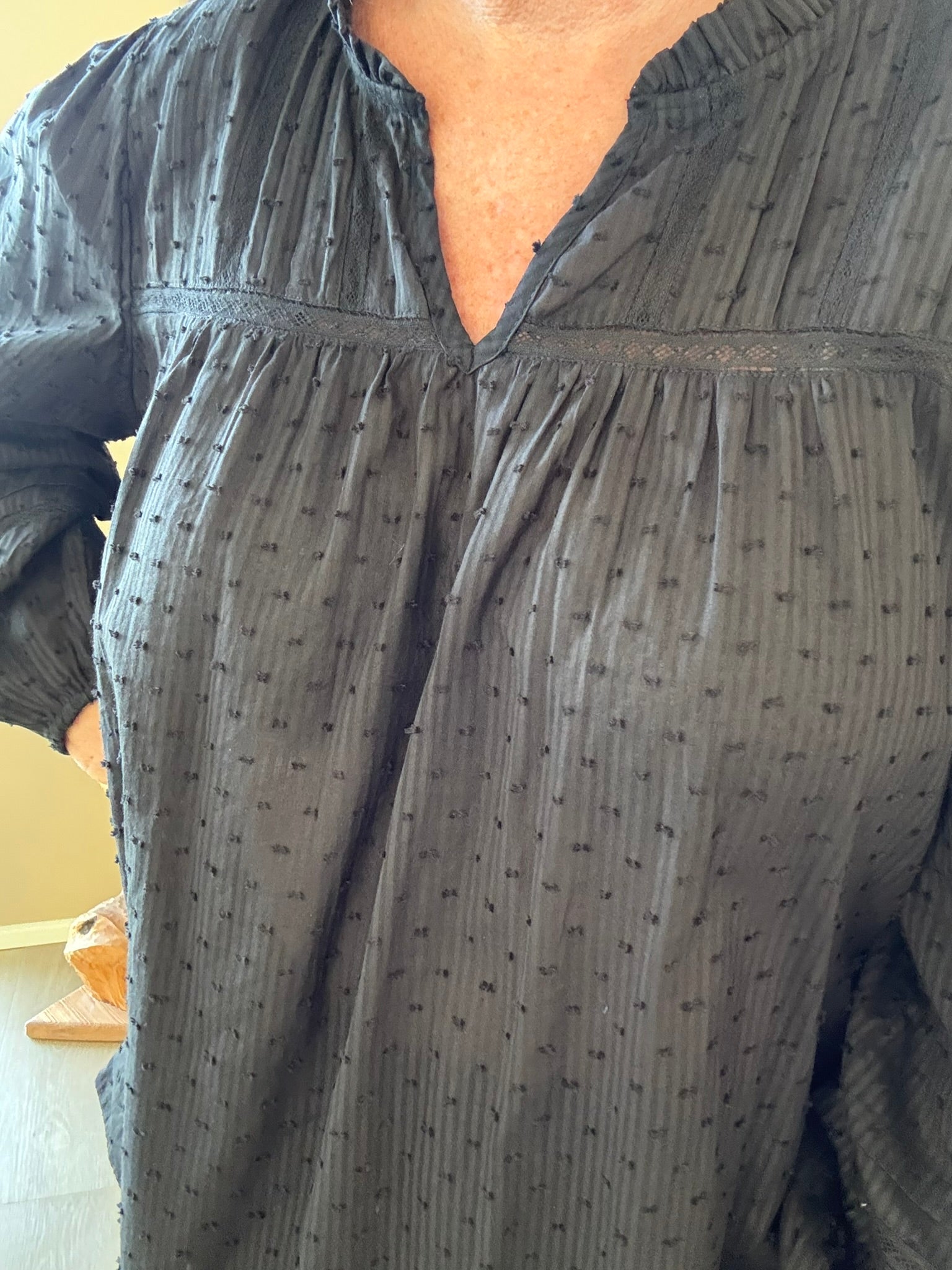 Smart plus size bluse med søde blonde detaljer - den er med v-hals og lange ærmer, hvor der er elastik ved ærmets afslutning. Dette er en pyntet sag som kan bruges både til hverdag og fest.