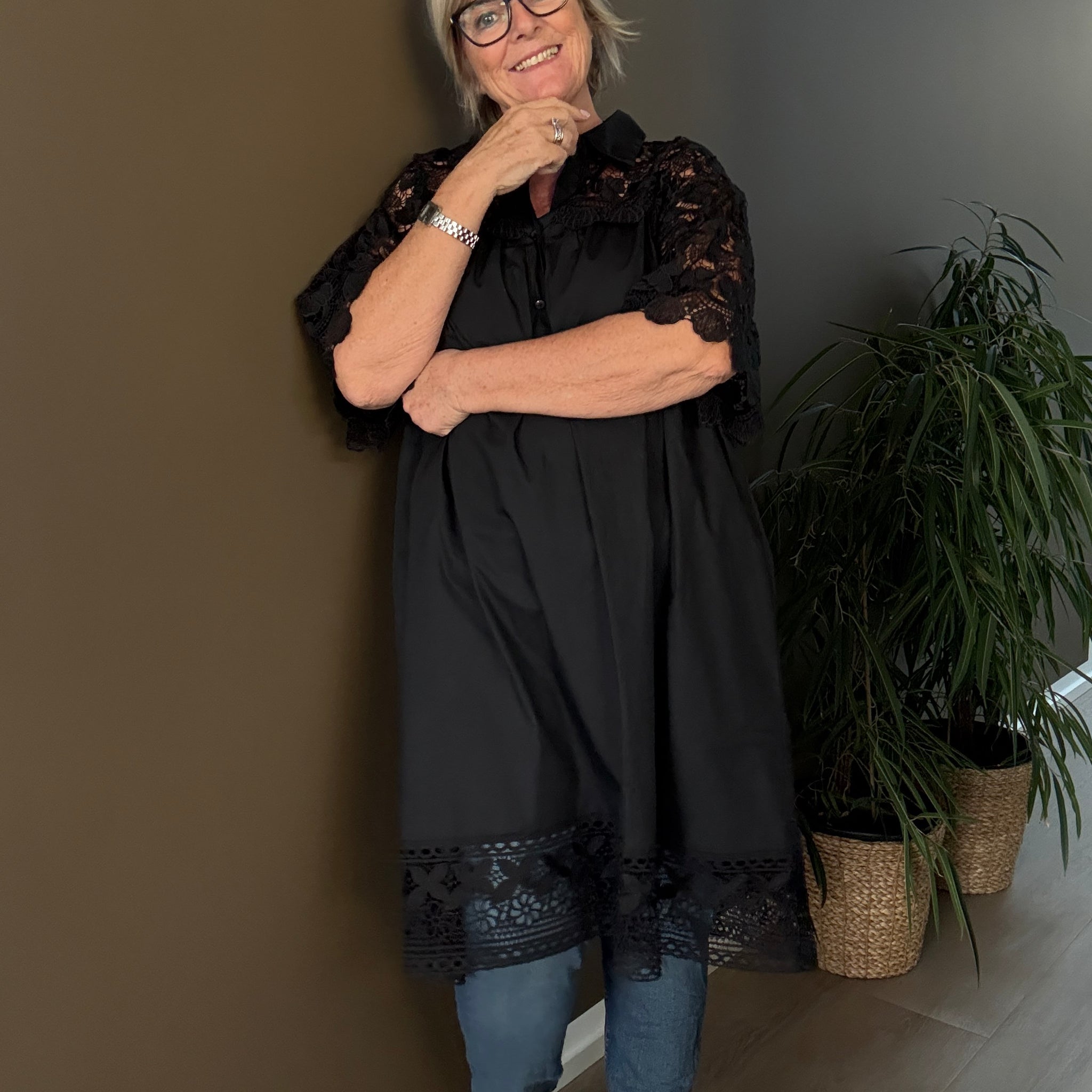 Freja blondekjole i sort til pluspiger – elegant plussize kjole med fine blondedetaljer og flatterende pasform.