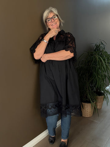 Freja blondekjole i sort til pluspiger – elegant plussize kjole med fine blondedetaljer og flatterende pasform.