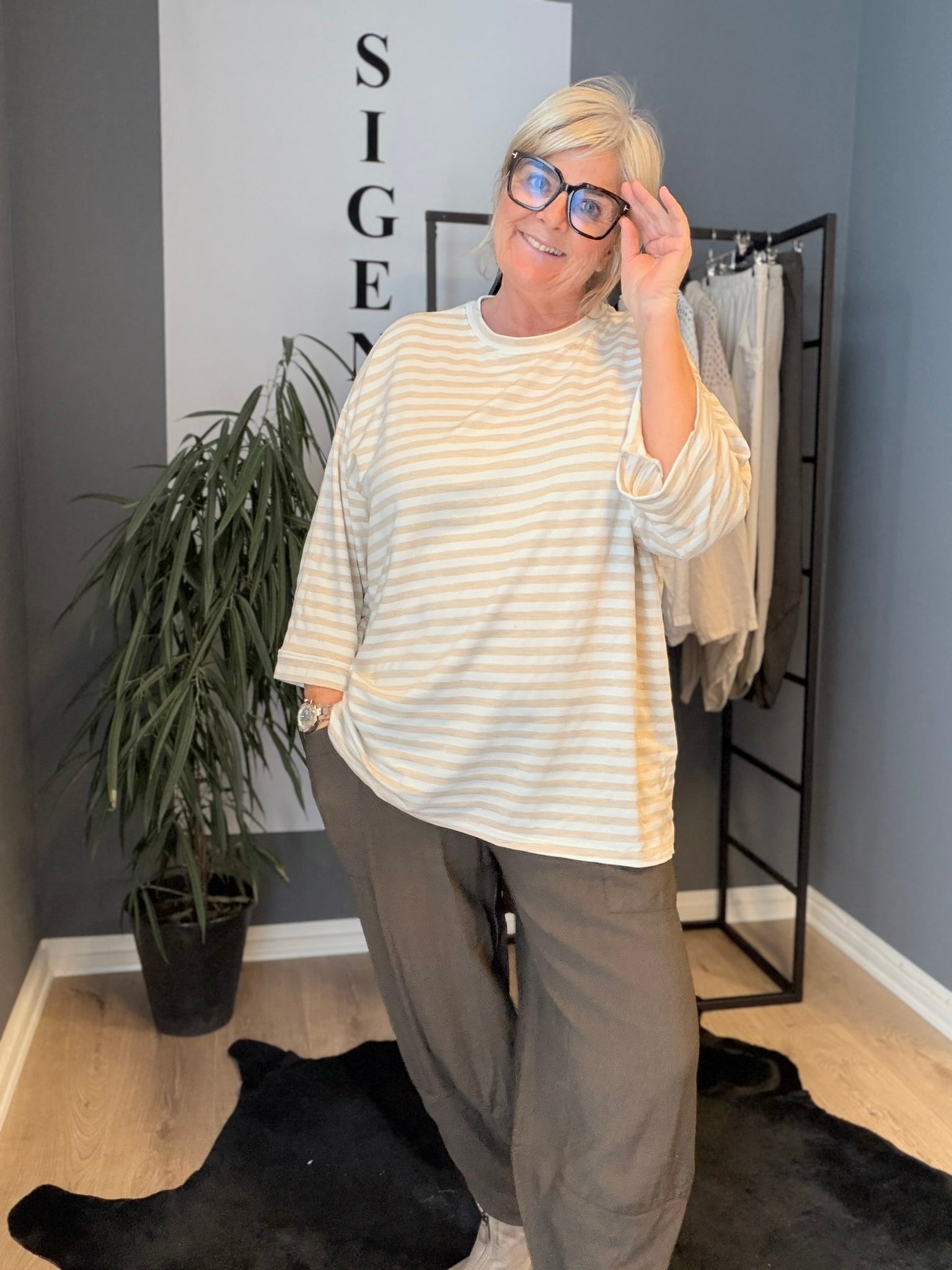 Sille r eb stribet T-shirt i forskellig farver rund i hals og med 3/4 ærme.