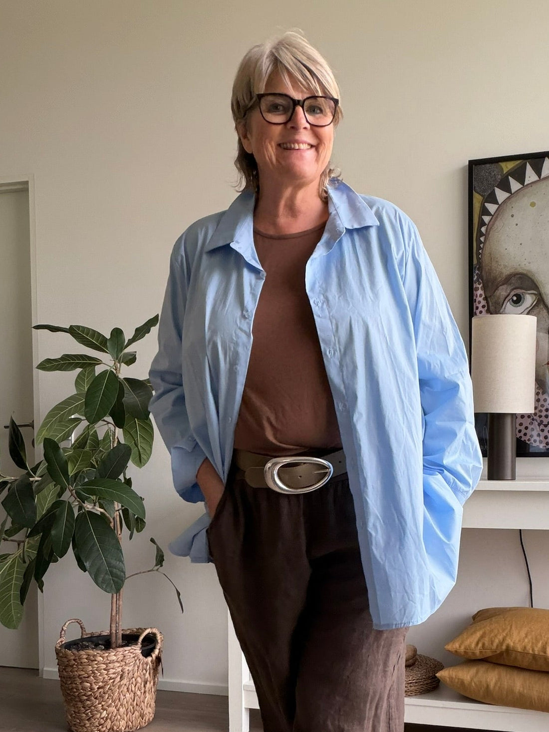 ILSE er en klassisk og stilren skjorte i plus size med et tidløst design og god pasform. Skjorten er gennemknappet og har lange ærmer, hvilket gør den alsidig og nem at style både lukket som en almindelig skjorte eller åben som en let, løs skjorte.

Baggrund er genereret med AI-