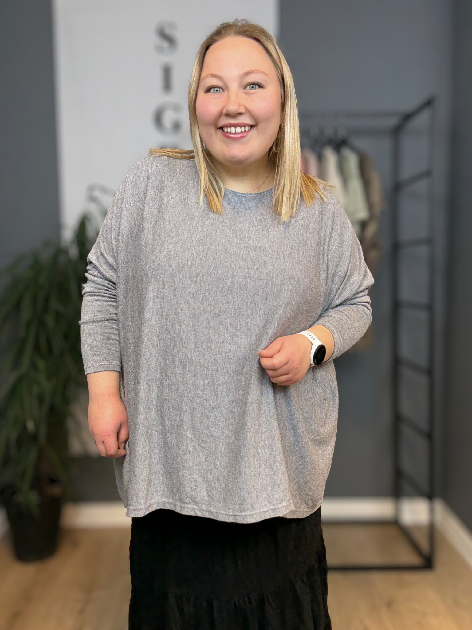 Ebba tynd strik i let, blødt materiale med rund hals og lange ærmer, klassisk pasform, enkel og stilren i neutral farve, perfekt til hverdag eller under lag-på-lag styling