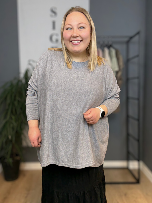 Ebba tynd strik i let, blødt materiale med rund hals og lange ærmer, klassisk pasform, enkel og stilren i neutral farve, perfekt til hverdag eller under lag-på-lag styling