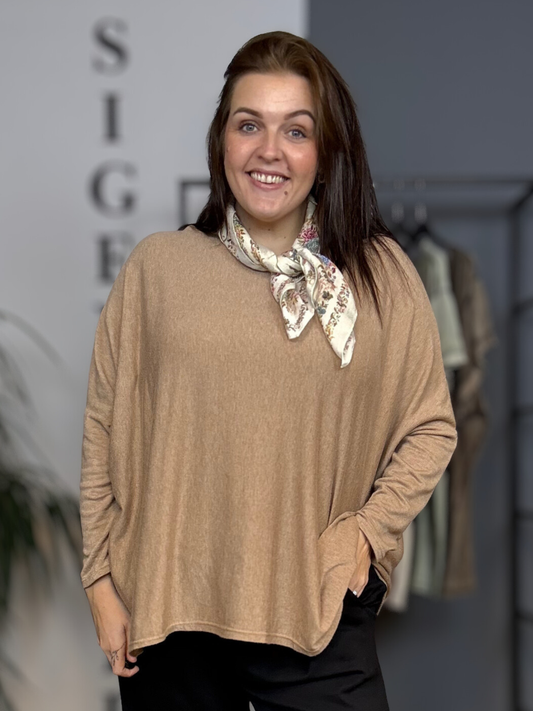 Ebba tynd strik i let, blødt materiale med rund hals og lange ærmer, klassisk pasform, enkel og stilren i neutral farve, perfekt til hverdag eller under lag-på-lag styling