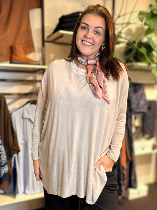 Ebba strikbluse i blød, struktureret kvalitet med afslappet pasform overize tynd strik bluse som vi ofte har i mange farver