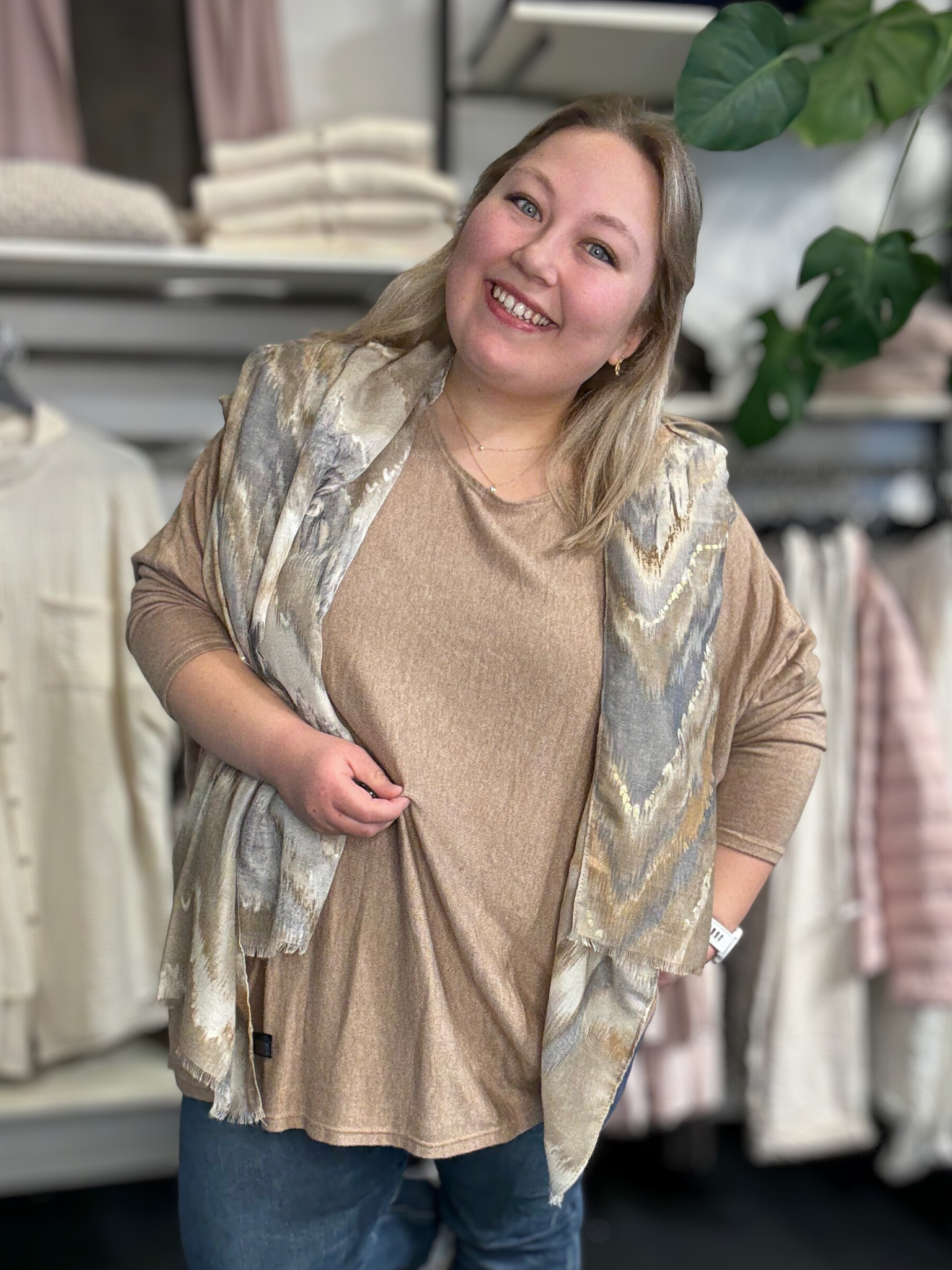 Ebba tynd strik i let, blødt materiale med rund hals og lange ærmer, klassisk pasform, enkel og stilren i neutral farve, perfekt til hverdag eller under lag-på-lag styling