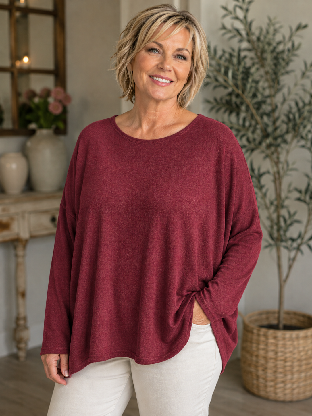 
Ebba plus size strik fra Sigensgaard. Blød, oversized strik med afslappet pasform, lange ærmer og komfortabel kvalitet. Findes i mange farver. Produktbilledet er AI-genereret til inspirationsformål.