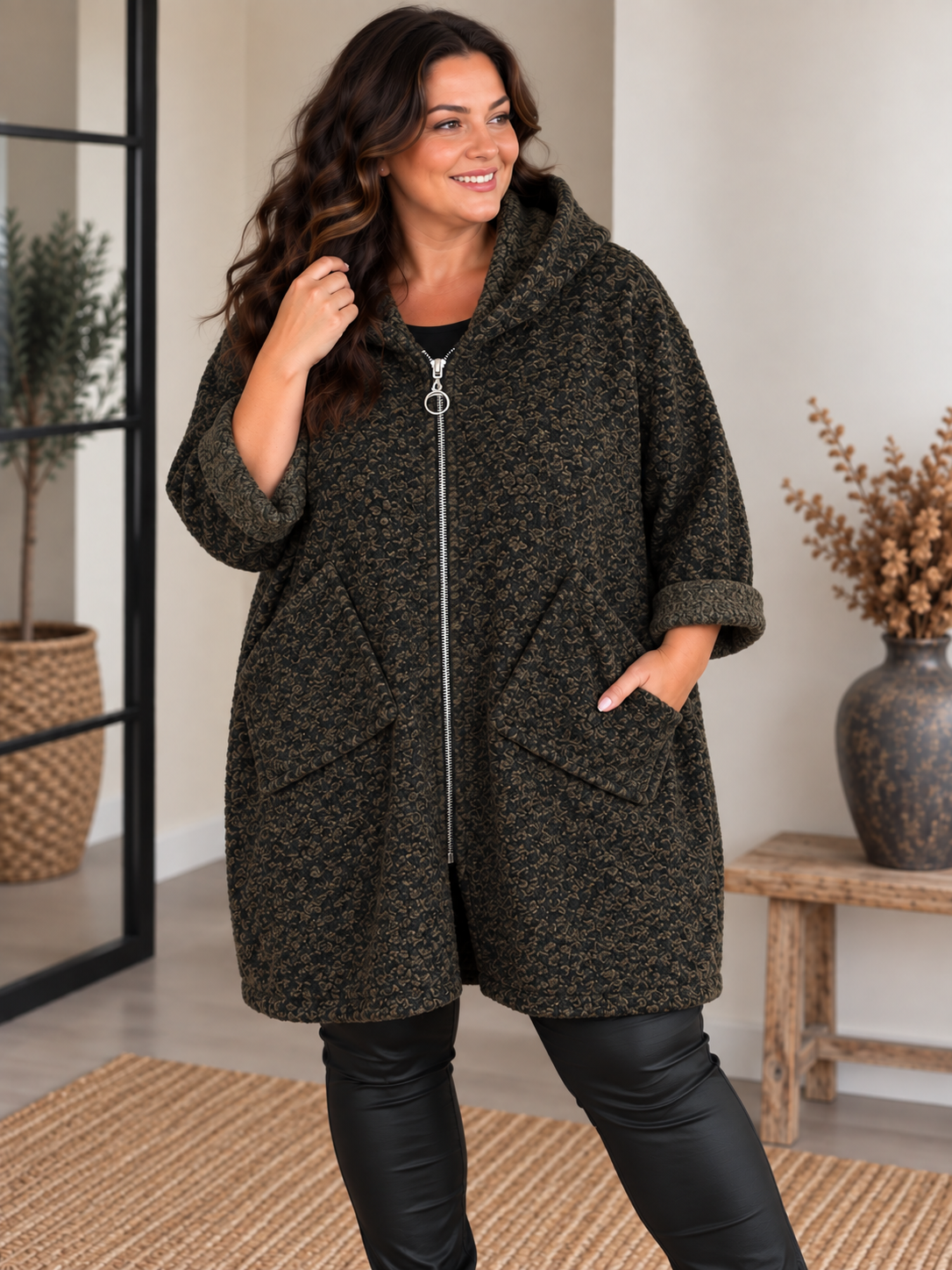 Lækker boucle jakke til plus size kvinden som ønsker noget let men stadig en jakke som er god til efterårsvejret. Denne model er god fordi den er rummelig og behagelig at ha' på. 

Billedet er genereret vha. AI-teknologi. 