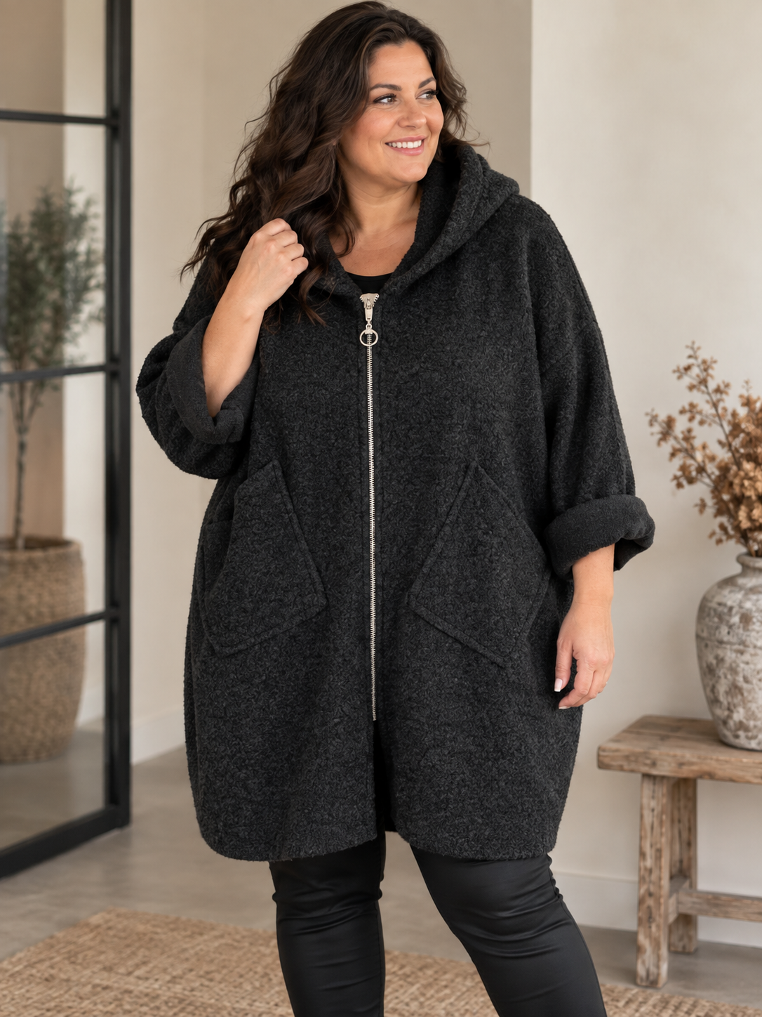 Lækker boucle jakke til plus size kvinden som ønsker noget let men stadig en jakke som er god til efterårsvejret. Denne model er god fordi den er rummelig og behagelig at ha' på. 

Billedet er genereret vha. AI-teknologi. 