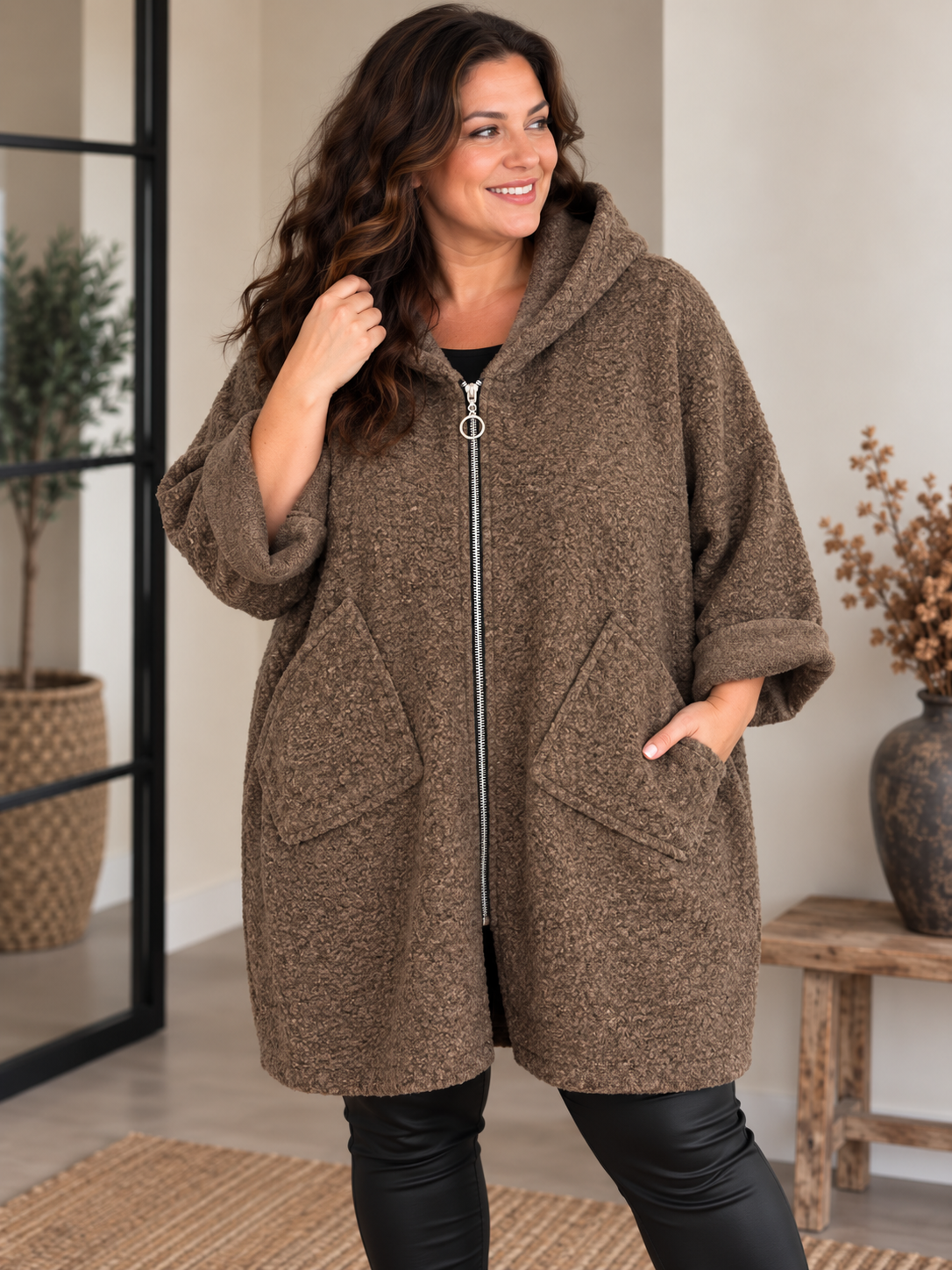 Lækker boucle jakke til plus size kvinden som ønsker noget let men stadig en jakke som er god til efterårsvejret. Denne model er god fordi den er rummelig og behagelig at ha' på. 

Billedet er genereret vha. AI-teknologi. 