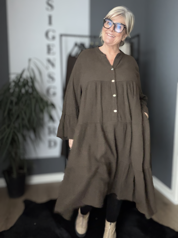 Ella er en lækker kjole i facon, som er en en behagelig ble-kvalitet i bomuld. Den er med stolpelukning og har en rigtig god pasform. Til plus size kvinder i str. 42 til 54.