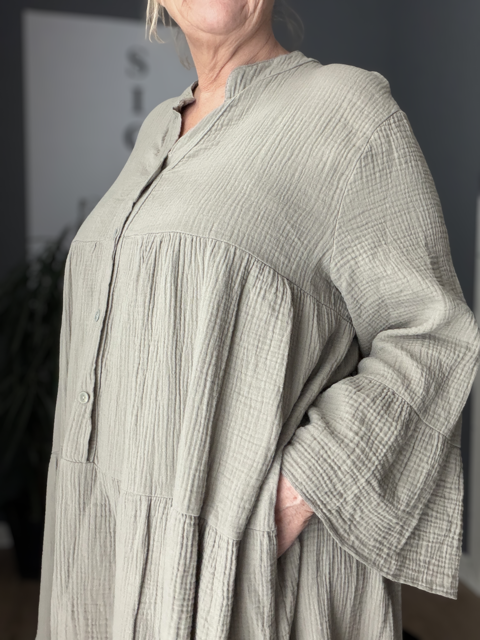 Ella er en lækker kjole i facon, som er en en behagelig ble-kvalitet i bomuld. Den er med stolpelukning og har en rigtig god pasform. Til plus size kvinder i str. 42 til 54.