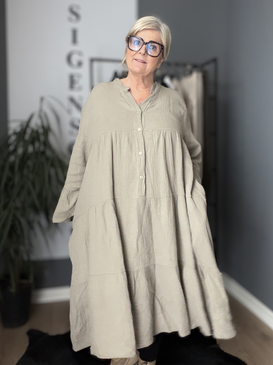 Ella er en lækker kjole i facon, som er en en behagelig ble-kvalitet i bomuld. Den er med stolpelukning og har en rigtig god pasform. Til plus size kvinder i str. 42 til 54.