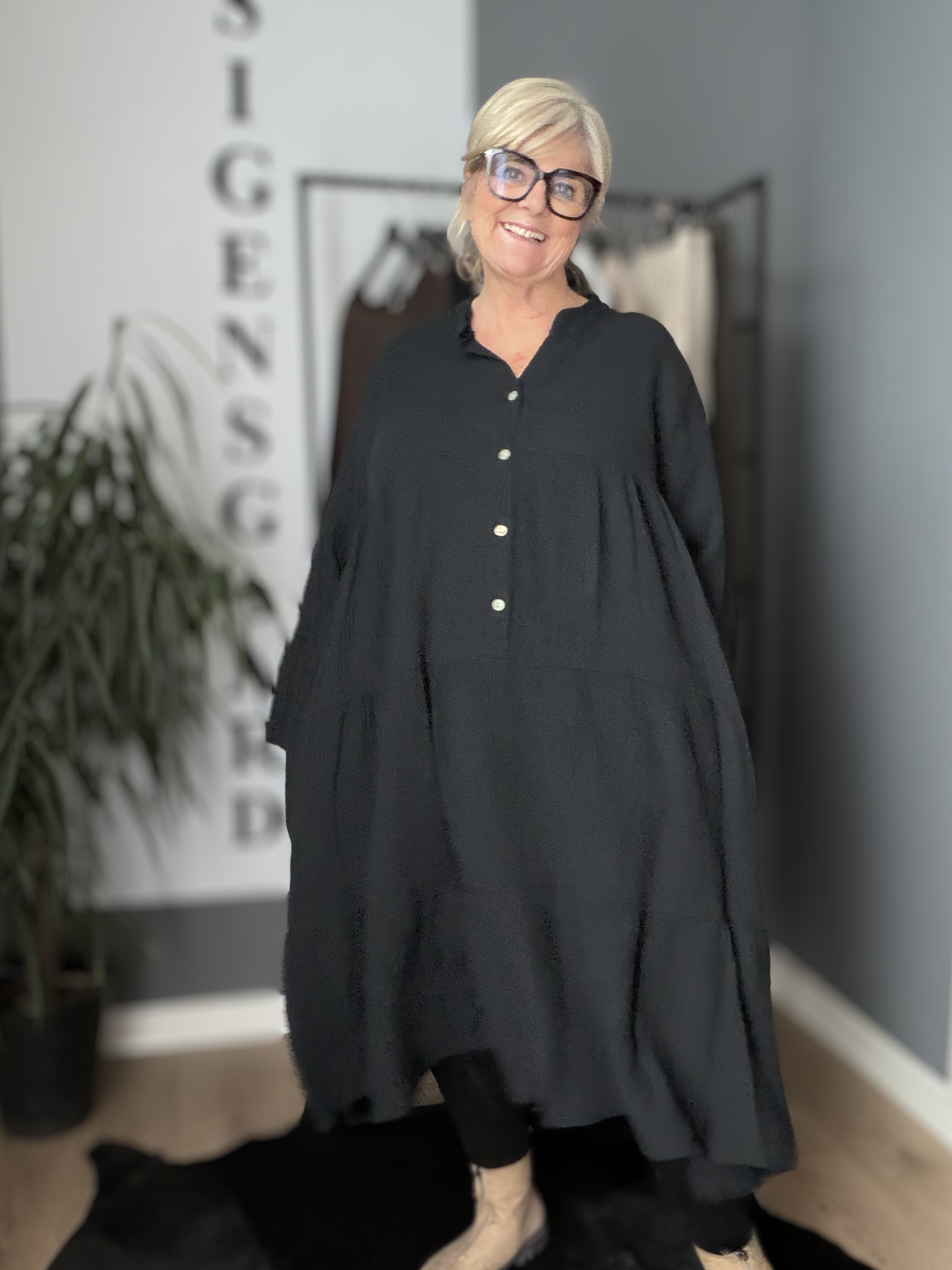 Ella er en lækker kjole i facon, som er en en behagelig ble-kvalitet i bomuld. Den er med stolpelukning og har en rigtig god pasform. Til plus size kvinder i str. 42 til 54.