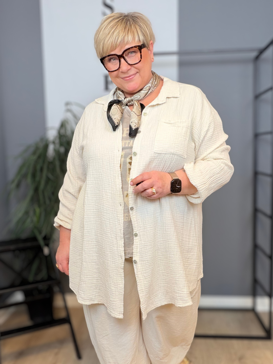 Ella plussize skjorte, brug den som skjorte og/eller som en åben jakke denne er i den flotte Beige og findes i mange andre farver.