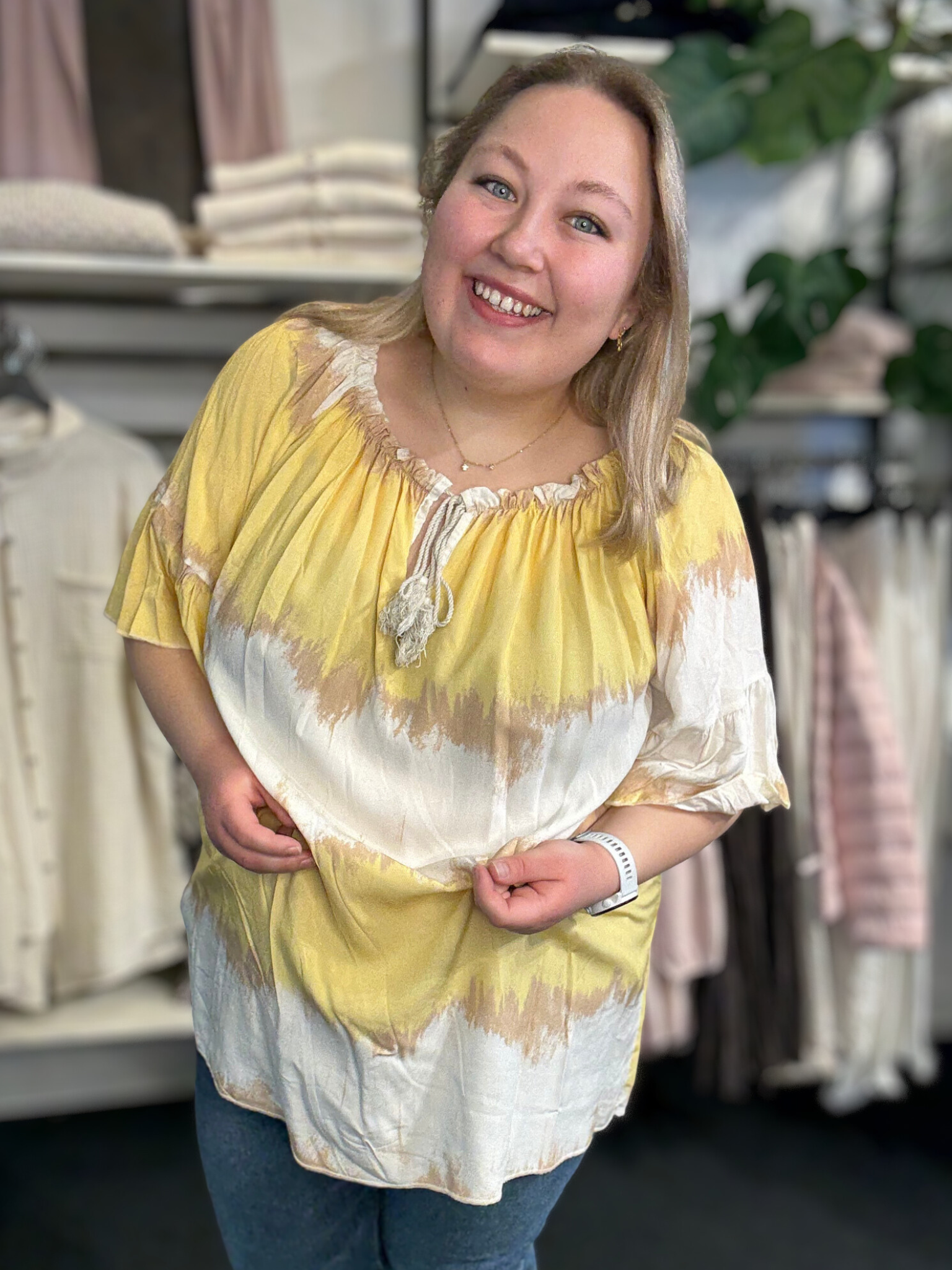 Let og luftig tunika rund i hals hvor der er både bindebånd og elastik, 3/4 langt ærme som afsluttes med lidt trompet facon. hverdag eller fest den kan bruges til begge dele.