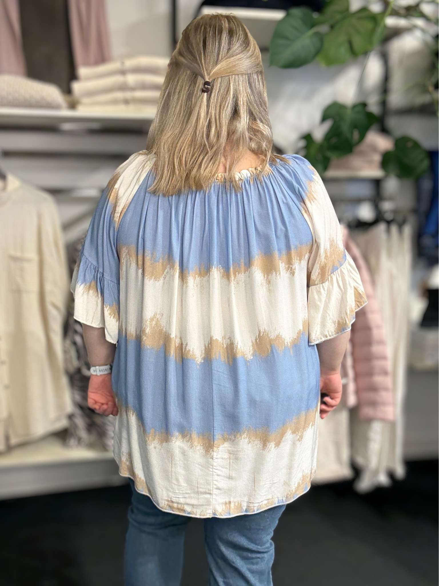 Let og luftig tunika rund i hals hvor der er både bindebånd og elastik, 3/4 langt ærme som afsluttes med lidt trompet facon. hverdag eller fest den kan bruges til begge dele.