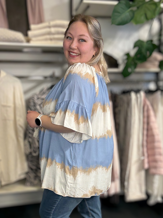 Let og luftig tunika rund i hals hvor der er både bindebånd og elastik, 3/4 langt ærme som afsluttes med lidt trompet facon. hverdag eller fest den kan bruges til begge dele.