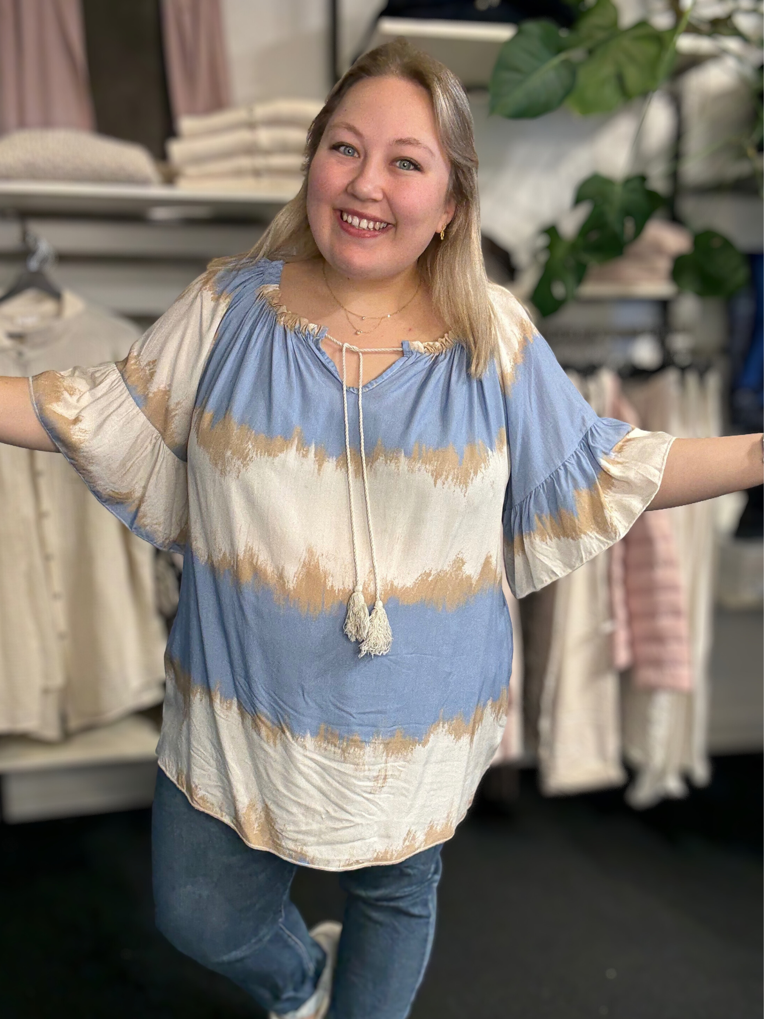 Let og luftig tunika rund i hals hvor der er både bindebånd og elastik, 3/4 langt ærme som afsluttes med lidt trompet facon. hverdag eller fest den kan bruges til begge dele.