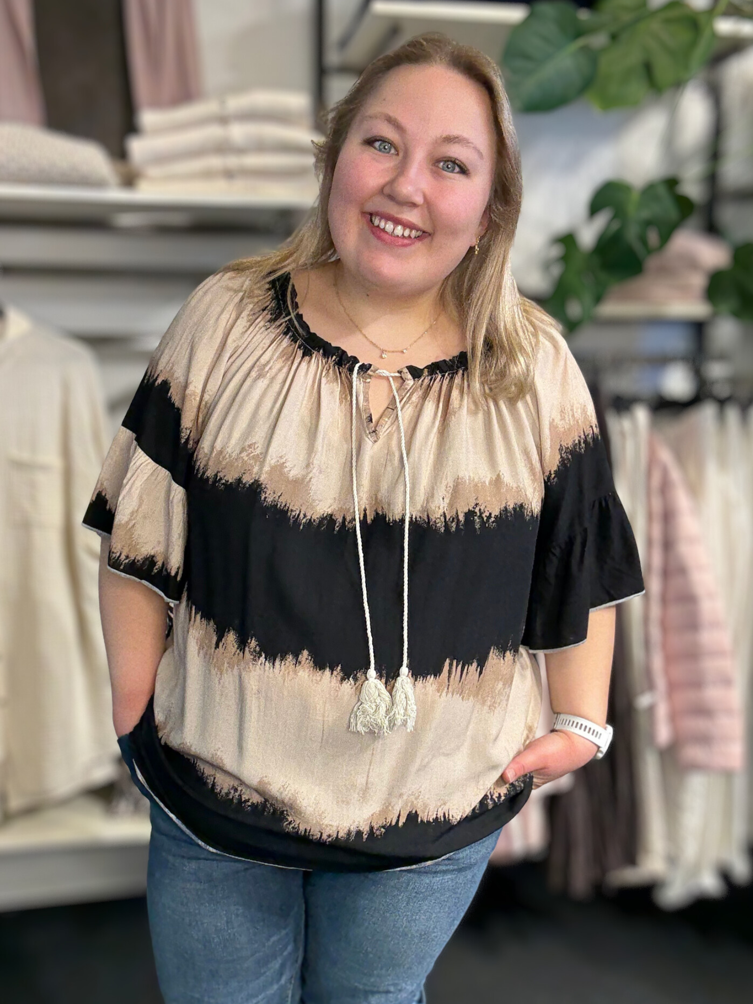 Let og luftig tunika rund i hals hvor der er både bindebånd og elastik, 3/4 langt ærme som afsluttes med lidt trompet facon. hverdag eller fest den kan bruges til begge dele.