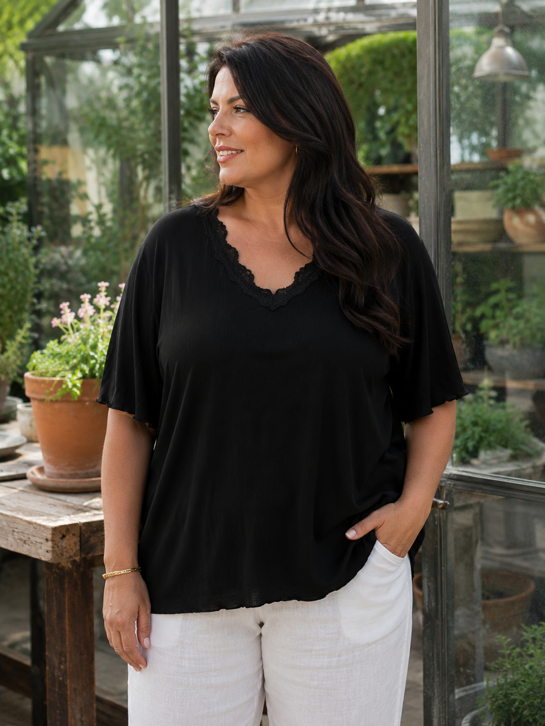 Lækker rib t-shirt med blonde ved halsen. Den fås i flere størrelser fra en str. 38 og op til en str. 56. Denne er lækker uanset årstid. 

Billedet er genereret vha. AI.